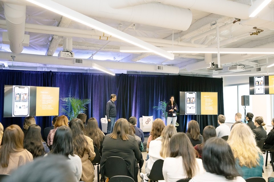 10일(미국 현지 시간 9일) 진행된 포시마크 사내 설명회에서 대화를 나누고 있는 네이버 최수연 대표와 포시마크 마니시 샨드라 CEO.( 사진=네이버 제공)