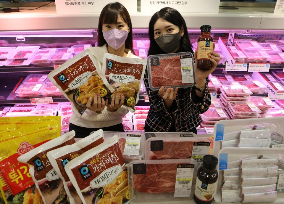 [롯데쇼핑-롯데마트] 롯데마트 서울역점에서 설 성수품을 홍보하고 있는 고객 모습(사진=제공)