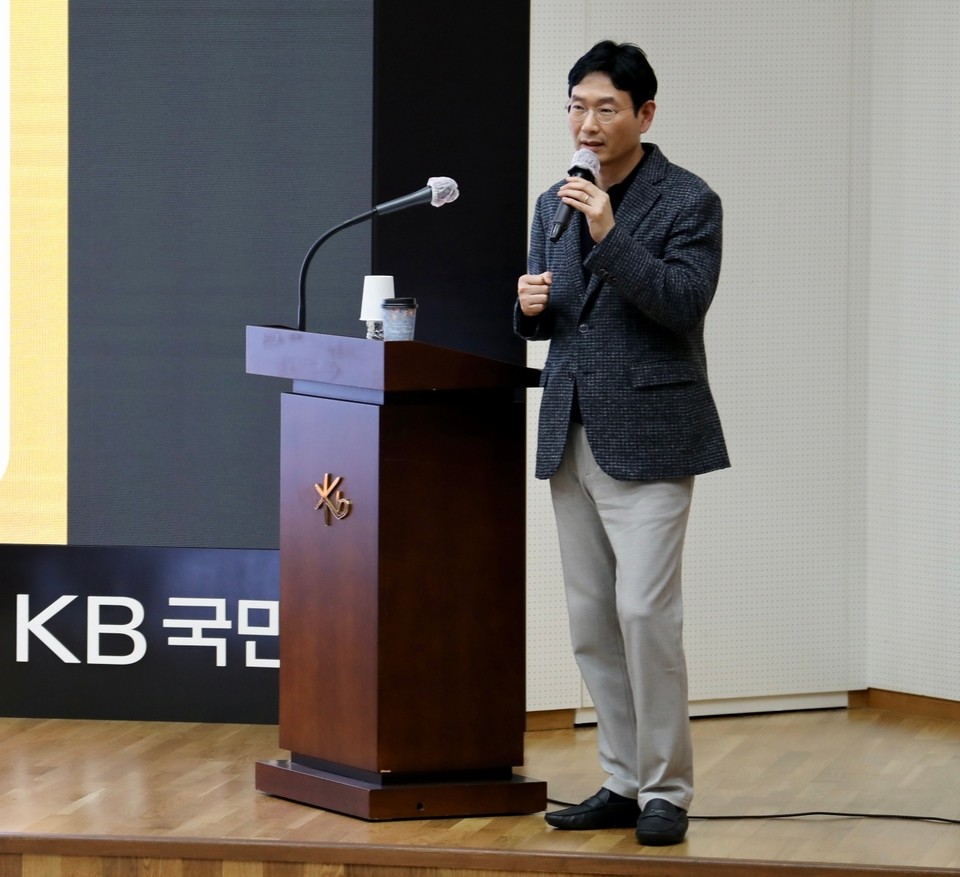 지난 13일 열린 2023년 상반기 경영전략회의에서 참석한 이창권 KB국민카드 사장이 올해 경영전략에 대해 말하고 있다. (사진=KB국민카드 제공)