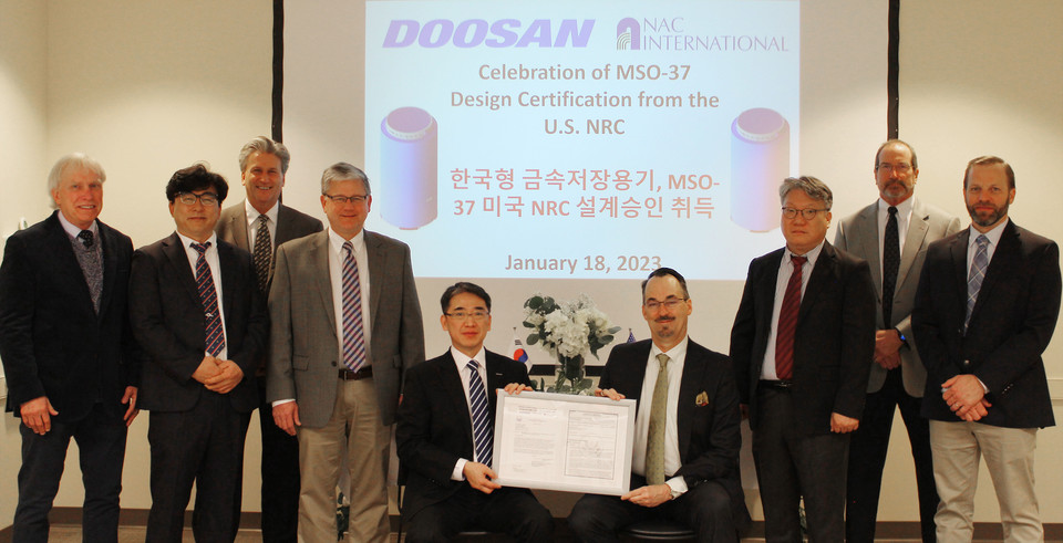 18일 미국 애틀란타에 위치한 NAC 본사에서 열린 설계승인 취득 기념식에서 두산에너빌리티 조창열 상무(왼쪽에서 다섯 번째)와 NAC사 켄트 콜(Kent Cole) 사장(오른쪽에서 네 번째)이 주요 관계자들과 기념사진을 촬영하고 있다. (사진=두산에너빌리티 제공)
