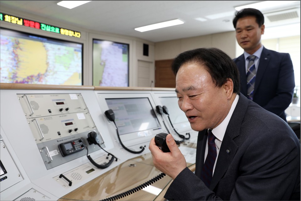 임준택 수협중앙회장이 2019년 포항어선안전조업국에서 어업인들과 무선교신을 하고 있는 모습. (사진=수협중앙회 제공)