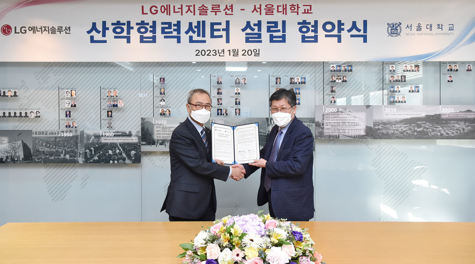 (왼쪽부터) LG에너지솔루션 CTO 신영준 부사장, 서울대학교 홍유석 공과대학장이 20일 서울대학교에서 산학협력센터 설립을 위한 업무 협약을 체결하고 기념촬영을 하고있다.(사진=제공)