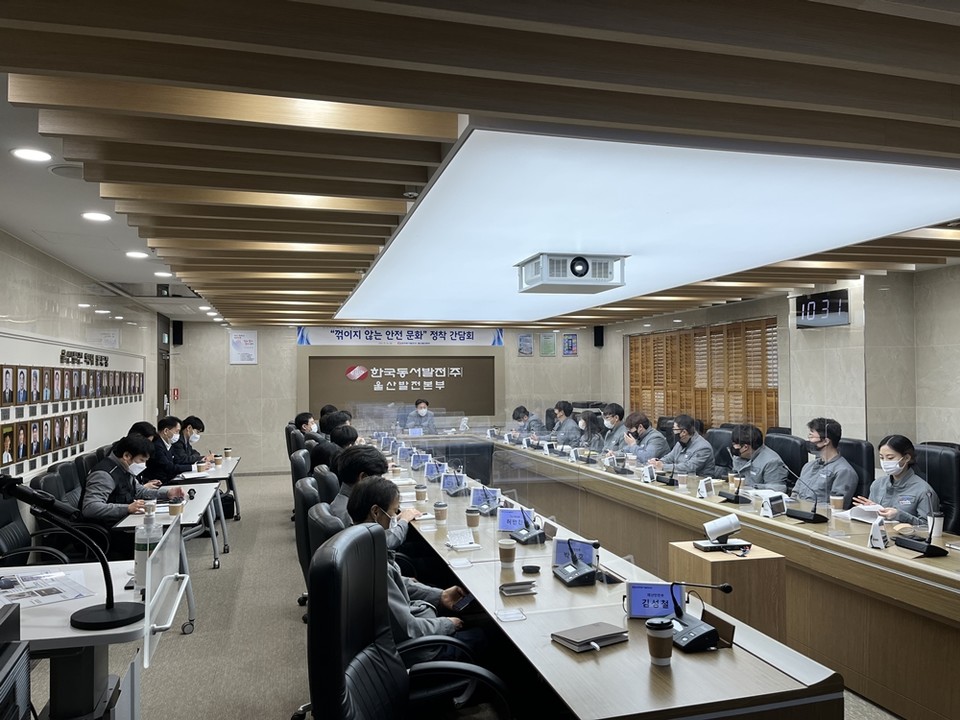 김영문 한국동서발전 사장이 설 연휴 대비 현장안전경영의 일환으로 울산발전본부에 방문해 안전최우선 현장을 만들기 위한 '꺾이지 않는 안전 문화' 정착 간담회를 진행하고 있는 모습. (사진=한국동서발전 제공)