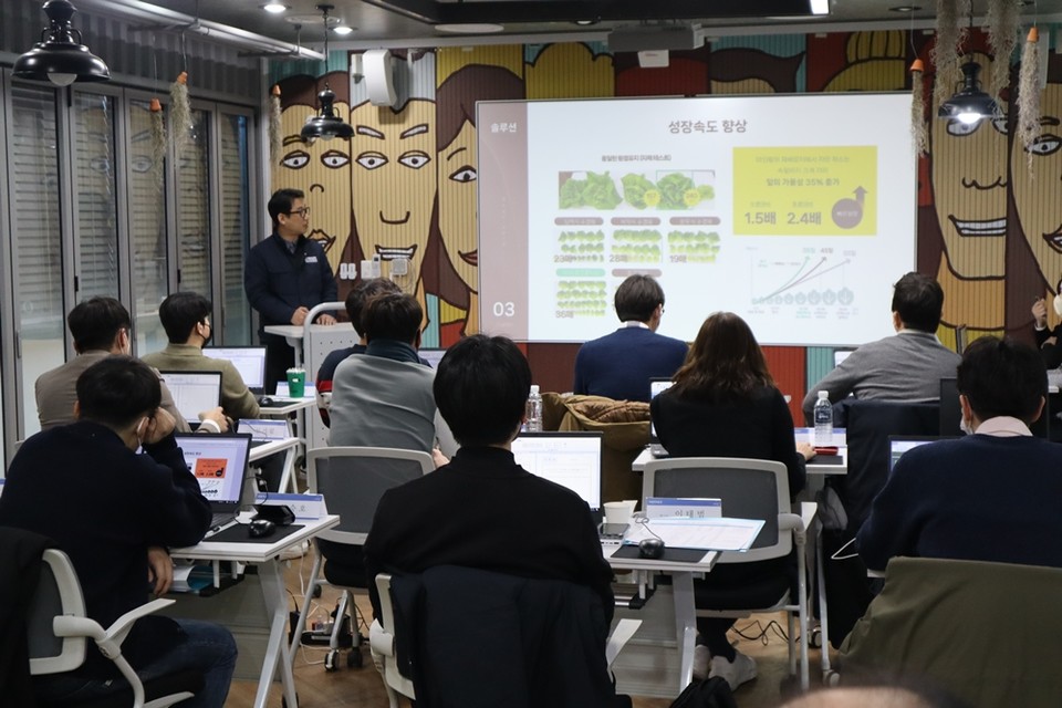 지난 26일 IBK창공 부산센터에서 열린 IR행사에서 ’지에스에프시스템’ 서민성대표가 투자를 위한 기업 설명을 진행하고 있는 모습. (사진=IBK기업은행 제공)