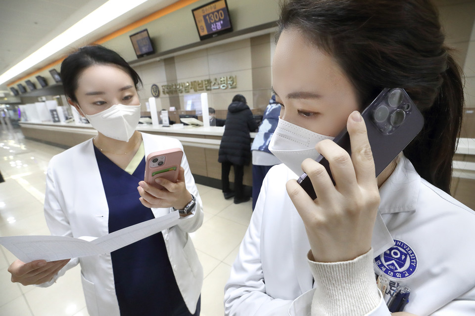 KT ‘엠디콜’ 서비스가 도입된 강남세브란스병원에서 스마트폰을 통해 업무 연락을 하는 모습. (사진=KT 제공)