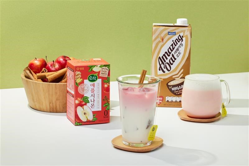샘표의 차 브랜드 순작과 매일유업의 비건귀리음료 브랜드 어메이징 오트가 손잡고 ‘순작 애플시나몬 어메이징 오트 밀크티 키트’를 출시했다. (사진=샘표 제공)
