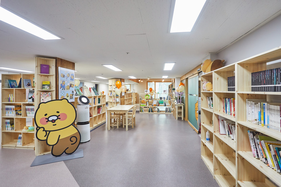 카카오와 (주)한화가 공동 조성한 '포레나 도서관 102호점' 전경. (사진=카카오 제공)