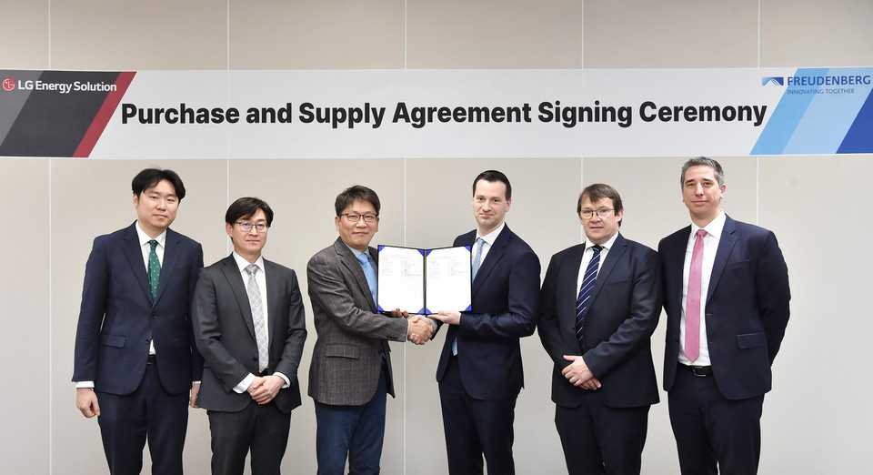 (왼쪽부터)LG에너지솔루션 OTS 박인재 담당, 자동차 마케팅센터장 오유성 상무, 자동차전지사업부장 김동명 사장, FEPS CCO Nils Martens, CTO Dr. Jan Kuiken, SVP Marco Peisik이 LG에너지솔루션 본사에서 체결식을 마치고 기념 촬영을 하고 있다. (사진=제공)