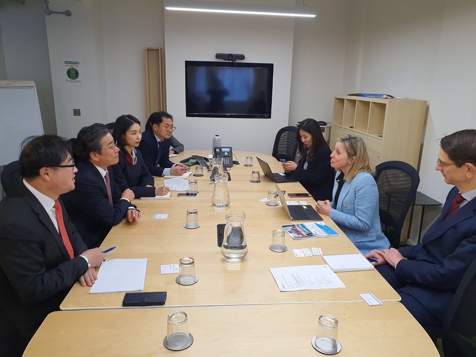 정승일 한전 사장(왼쪽 앞에서 두 번째)이 사마 빌 바이 오 레온 WNA 사무총장(오른쪽 가운데)과 영국 원전 사업참여 방안을 협의하는 모습. (사진=한전 제공)