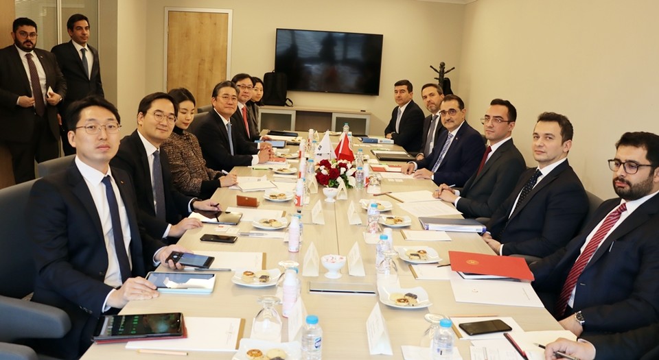 정승일 한전 사장(왼쪽 앞에서 네 번째)이 튀르키예 원전사업 관계자들과 신규 원전사업 협력회의를 시작하기 전 기념촬영을 하는 모습. (사진=한전 제공)