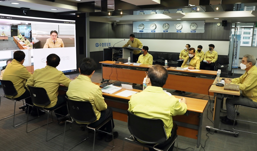 5일 오전 수협중앙회 안전조업상황실에서 목포 어선 전복사고 대응을 위한 긴급대책회의가 열리고 있다.(사진=수협중앙회 제공)