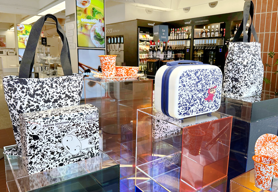 GS25가 발렌타인데이를 맞이해 출시한 GS25X짱구X크로우캐년 3자컬래버 상품. (사진=GS리테일 제공)