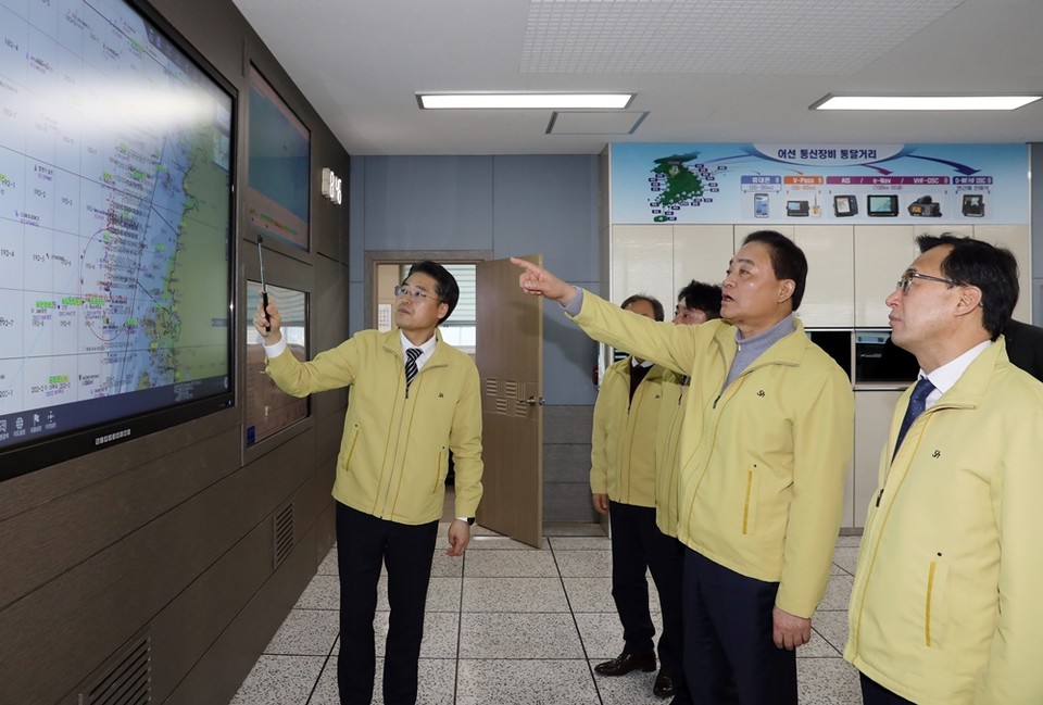 6일 오전 임준택 수협중앙회장이 전남 신안군수협을 방문해 목포 어선 전복 사고와 관련해 수색작업 현황을 살펴보고 가용어선 동원을 지시하고 있다. (사진=수협중앙회 제공)