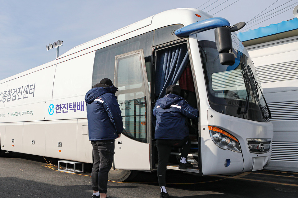 ㈜한진이 택배기사, 간선기사, 집배점장 1만여 명을 대상으로 지난 1월 5일부터 4월까지 전국 100여 개 택배 터미널에 출장 건강검진을 실시하고 있다. (사진=㈜한진 제공)