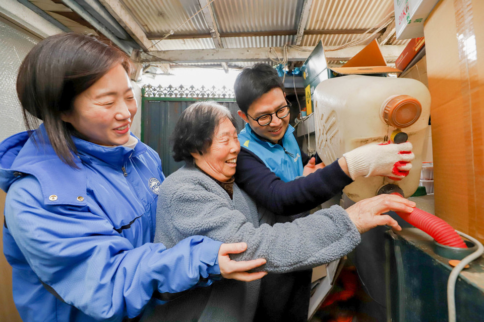KT&G복지재단에서 서울 강북구 미아동의 한 가정을 방문해 난방연료를 지급하고 있다. (사진=KT&G 제공)