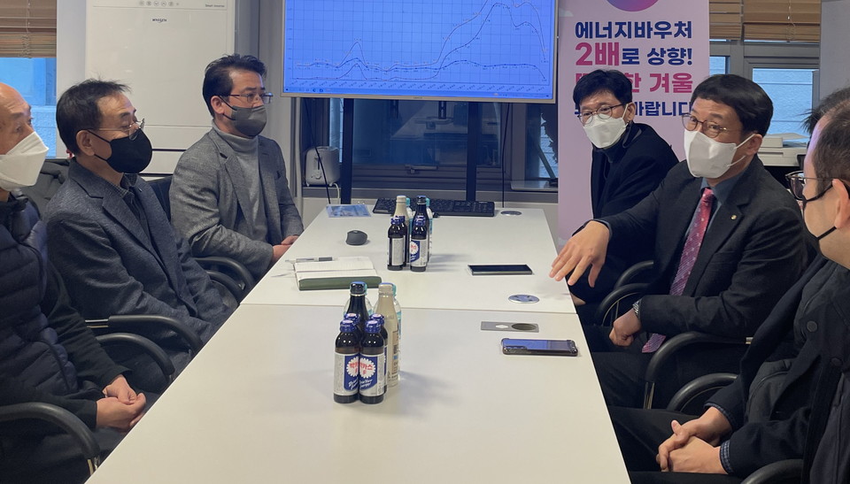 이상훈 공단 이사장이 8일 경기도 용인 에너지바우처 콜센터에 방문, 동절기 에너지바우처 추가지원에 대한 안내가 차질없이 이뤄지도록 직원들에게 당부의 말을 전하고 있다. (사진=공단 제공)