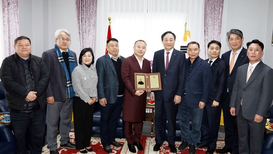 임준택 수협중앙회장(가운데에서 오른쪽)이 지난 7일 칭다오포광국제무역유한회사를 방문, 국산 수산물의 수출증대 및 소비촉진에 힘쓴 공로로 감사패를 전달했다. (사진=수협중앙회장 제공)