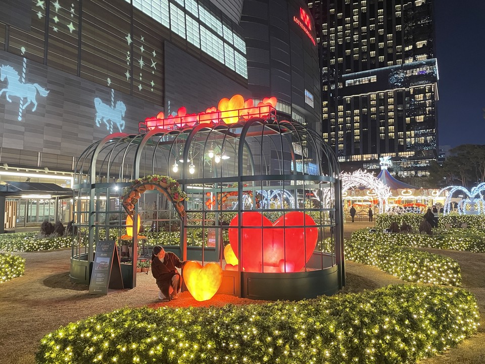롯데월드타워 앞에 설치된 샤롯데 가든 ‘로맨틱 그린하우스(Romantic Greenhouse)’. (사진=롯데월드타워 제공)