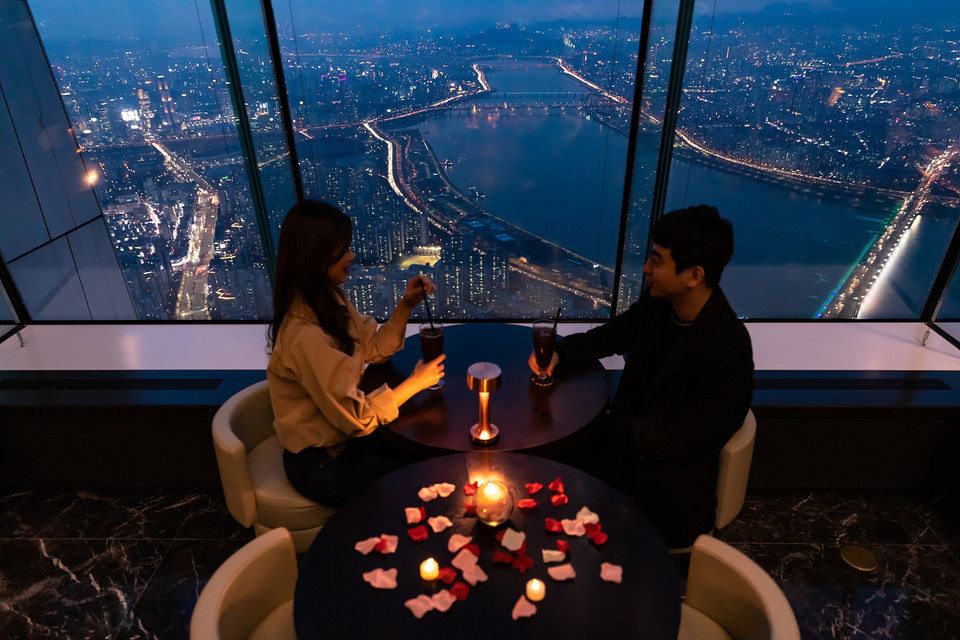 서울스카이에서 스페셜 디너코스를 즐기고 있는 커플. (사진=롯데월드타워 제공)