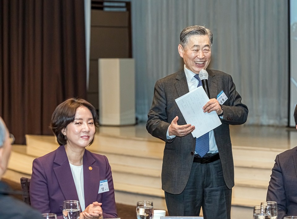 (왼쪽부터)기업가정신포럼 연사로 나선 이영 장관과 모더레이터로 나선 도전과나눔 이금룡 이사장. (사진=도전과나눔 제공)