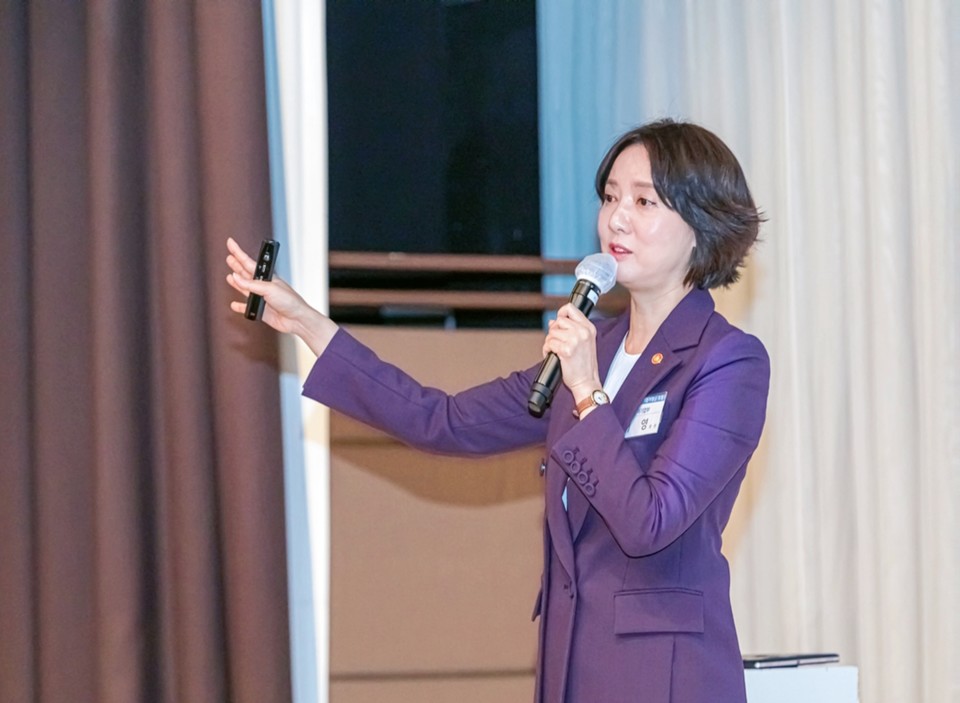 15일 오전 강남 GS타워에서 열린 (사)도전과나눔 '제50회 기업가정신포럼'에서 강연 중인 이영 장관. (사진=도전과나눔 제공)