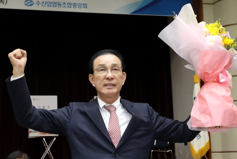 노동진 당선인이 축하 꽃다발을 들고 기념촬영을 하고 있다. (사진=수협중앙회 제공)