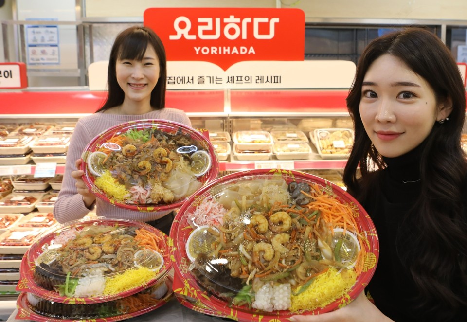 [롯데쇼핑-롯데마트] 롯데마트 서울역점 즉석조리 식품코너에서 해물 양장피를 홍보하는 모습2(사진=제공)