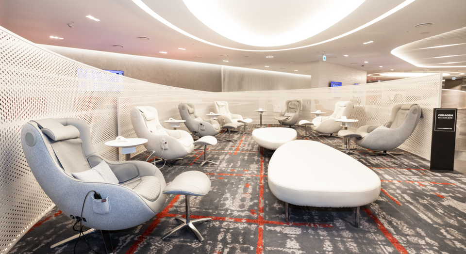 인천국제공항 제2터미널 대한항공 라운지에 마련된 세라젬 웰라이프 존. (사진=대한항공 제공)