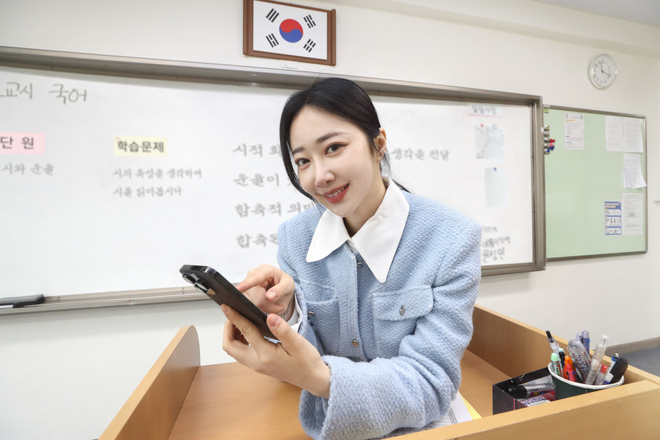 모델이 031 국번의 랑톡 서비스를 이용하는 모습. (사진=KT 제공)