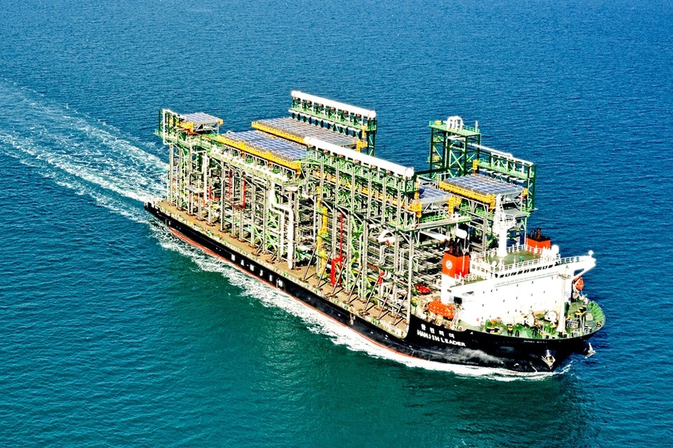 한진리더호가 중량 모듈을 운송하고 있다. (사진=㈜한진 제공)