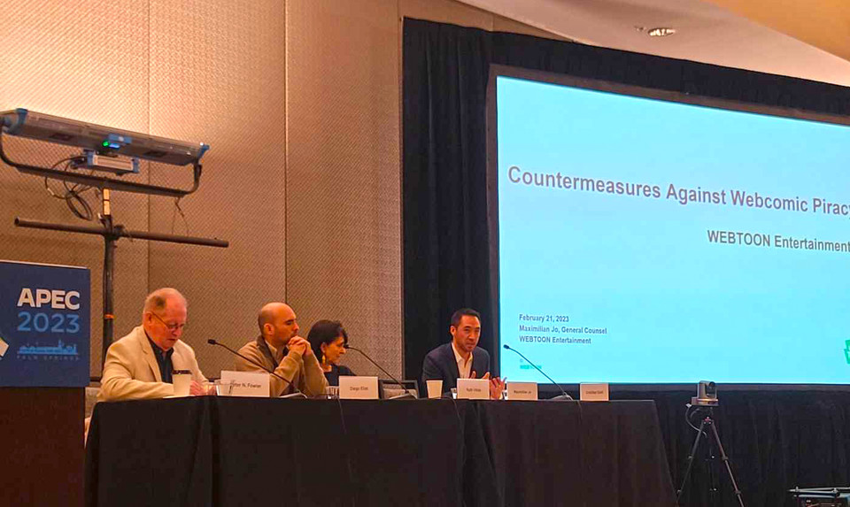 네이버웹툰이 미국에서 열린 APEC 지식재산 전문가 그룹 토론회에서 네이버웹툰의 저작권 보호 활동과 웹툰·웹소설 저작권 보호 중요성에 대해 발표하고 있다. (사진=네이버웹툰 제공)