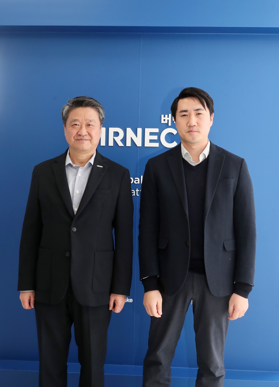 김학도 중진공 이사장(왼쪽)과 하태진 (주)버넥트 대표(오른쪽)가 22일 오전 기념촬영을 하고 있다. (사진=중진공 제공)