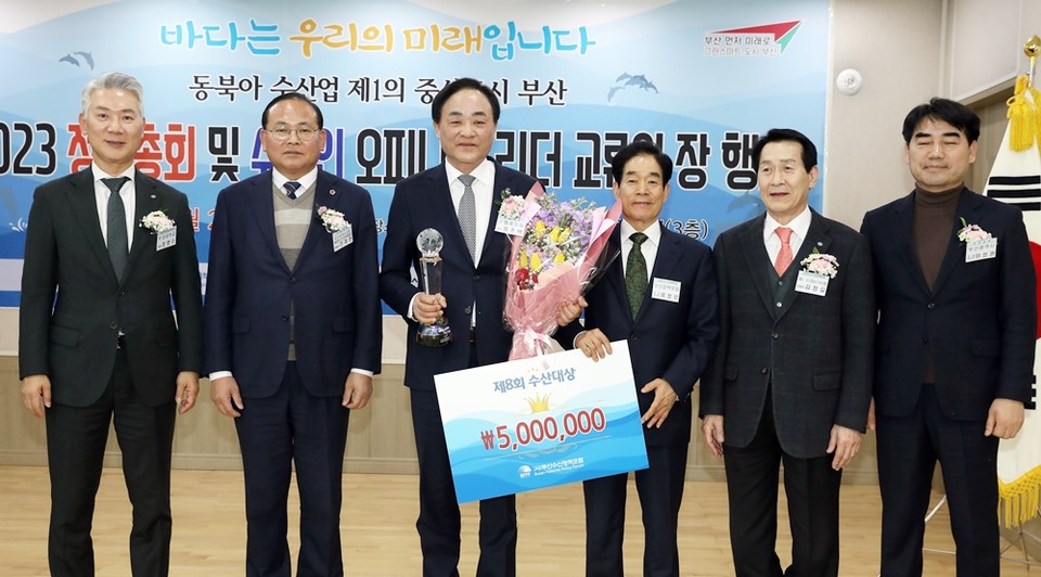 임준택 수협중앙회장(왼쪽에서 세 번째)는 22일 부산수산정책포럼에서 수산업발전을 위한 정책발굴에 힘쓴 공로로 수산대상 수상자로 선정됐다. (사진=수협중앙회 제공)