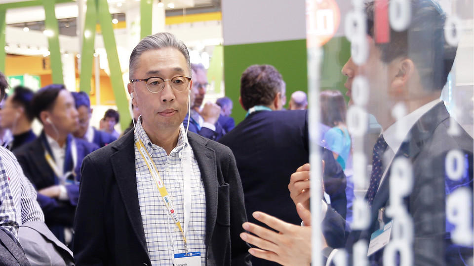 박지원 두산그룹 부회장이 독일 ‘하노버 메세 2019’ 현장을 방문해 글로벌 엔지니어링 기업의 발전용 사물인터넷 솔루션에 대한 설명을 듣고 있다. (사진=두산그룹 제공)