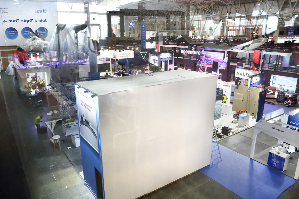 개막을 앞둔 2월 24일(현지시간), MWC hall4에서 KT 부스 설치 작업이 진행되고 있다. (사진=KT 제공)