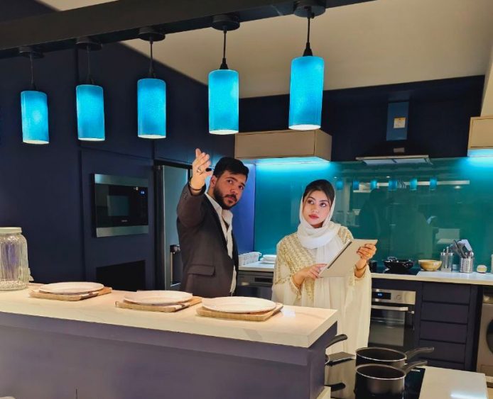 이라크 바그다드에 위치한 ‘스마트싱스 홈’의 스마트 키친존에서 스마트싱스를 통해 조명의 전원을 켜거나 끄고, 밝기 조정을 체험하고 있는 모습. (사진=삼성전자 제공)