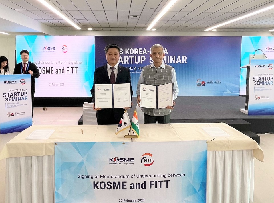  김학도 중진공 이사장(왼쪽)과 아닐 왈리(Anil Wali) IIT FITT 사장(오른쪽)이 27일 오전(현지시간) 인도 뉴델리서 열린 업무협약식에서 기념촬영을 하고 있다. (사진=중진공 제공)