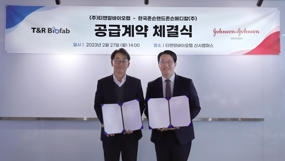 티앤알바이오팹 윤원수 대표이사(왼쪽)와 한국존슨앤드존슨메디칼 오진용 대표이사가 기념촬영을 하고 있다. (사진=티앤알바이오팹 제공)