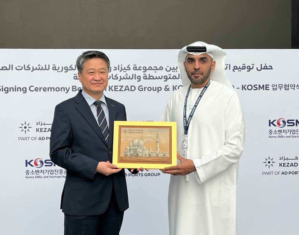 (왼쪽부터)김학도 중진공 이사장과 압둘라 후마이드 알 하멜리(Abdullah Humaid Al Hameli) 칼리파경제지구(KEZAD) 대표가 3일 오전(현지시간) UAE 아부다비에서 열린 업무협약식에서 기념촬영을 하고 있다. (사진=중진공 제공)