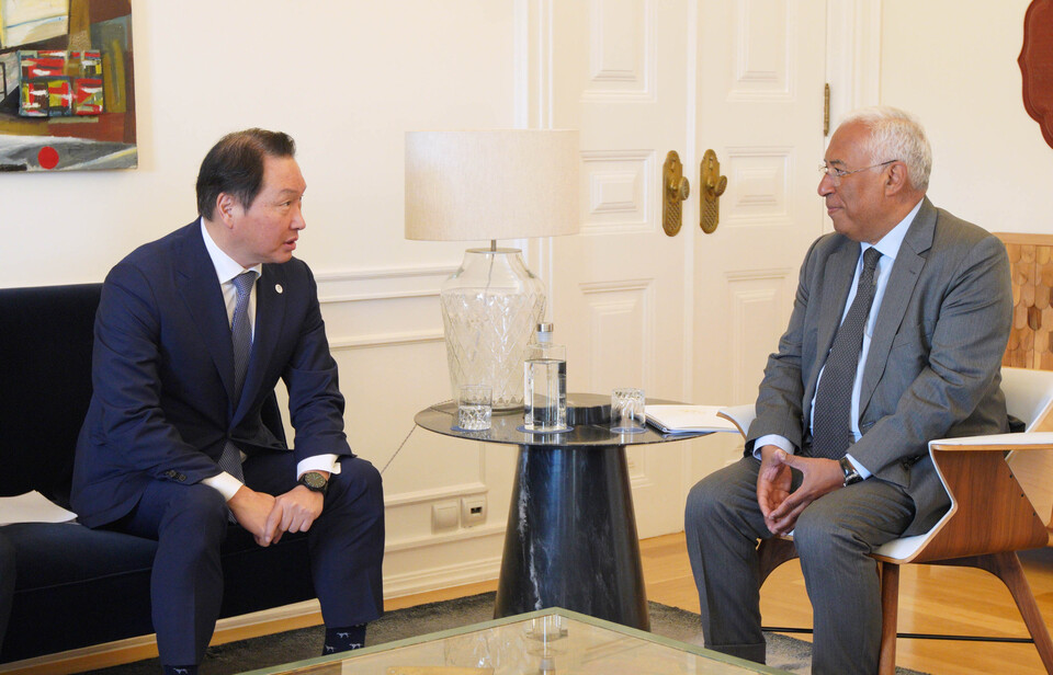 최태원 대한상의 회장(왼쪽)이 안토니우 코스타(Antonio Luis Santos da Costa) 포르투갈 총리가 환담을 나누고 있다. (사진=대한상의 제공)