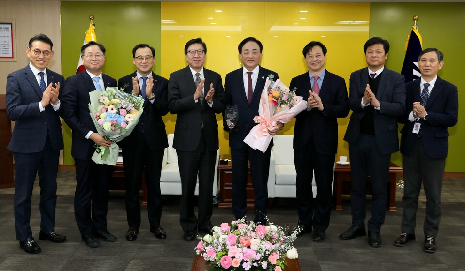 임준택 수협중앙회장(왼쪽에서 다섯 번째)는 8일 어업인 권익 증진 및 부산공동어시장 선진화에 기여한 공로로 감사패를 전달 받았다. (사진=수협중앙회 제공)