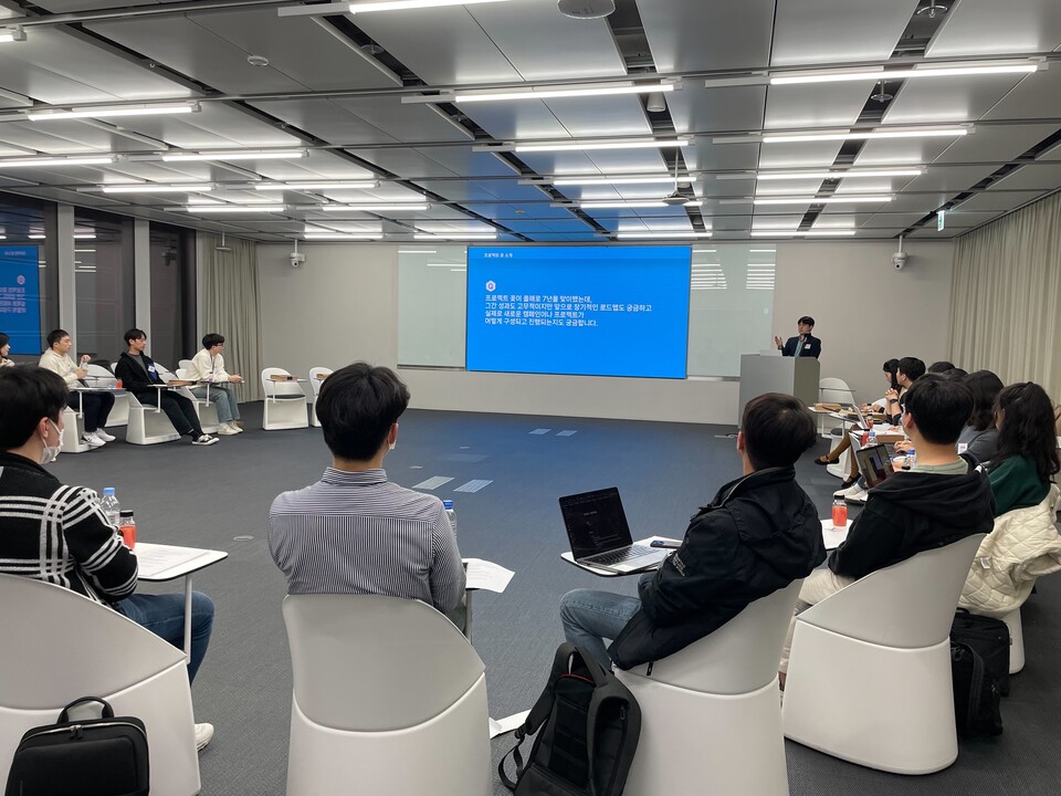 ‘프로젝트 꽃’ 앰배서더 프로그램에 참여하는 네이버 및 스노우, 네이버랩스 등 여러 계열사에서 일하는 20여 명의 네이버 직원들이 모인 모습. (사진=네이버 제공)