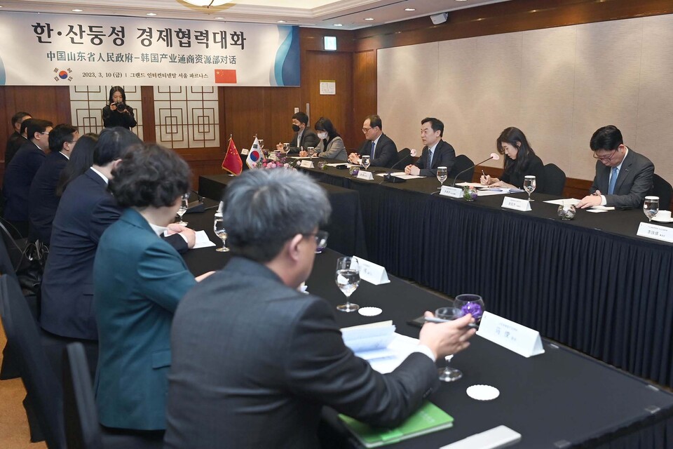 정대진 산업통상자원부 통상차관보는 10일 오후 서울 강남구 그랜드 인터컨티넨탈 서울 파르나스에서 쑹쥔지(Song Junji, 宋軍繼) 중국 산둥성 부성장과 면담을 갖고, 한·산둥성 간 물류 및 공급망 등 향후 경제협력 활성화 방안을 논의했다. (사진=산업통상자원부 제공)