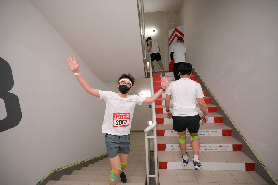 '2022 스카이런' 참가자가 103층을 통과하며 환호하고 있다. (사진=롯데물산 제공)