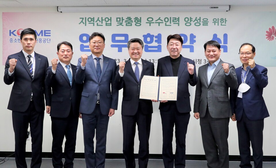 김학도 중진공 이사장(왼쪽에서 네 번째)과 우범기 전주시장(왼쪽에서 다섯 번째) 등 관계자들이 15일 오후 전주시청에서 열린 업무협약식에서 기념촬영을 하고 있다. (사진=중진공제공)