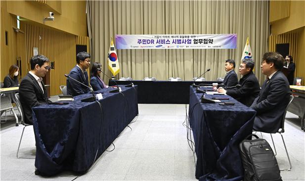 삼성전자㈜, 한국전력공사(한전), 서울시, LG전자㈜, ㈜헤리트는 15일 오전 10시 서울시청 3층 대회의실에서 업무협약을 체결했다. (사진=서울시 제공)