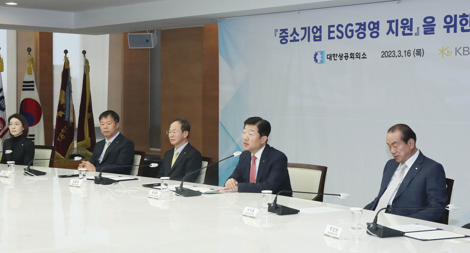 대한상의-KB금융그룹 SLL 협약식에서 우태희 대한상의 상근부회장(오른쪽에서 두 번째)이 인사말을 하고 있다. (사진=대한상의 제공)