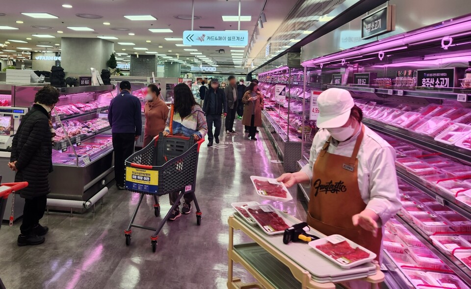 롯데마트 제타플렉스에서 축산 상품을 구매하는 소비자. (사진=롯데마트 제공)