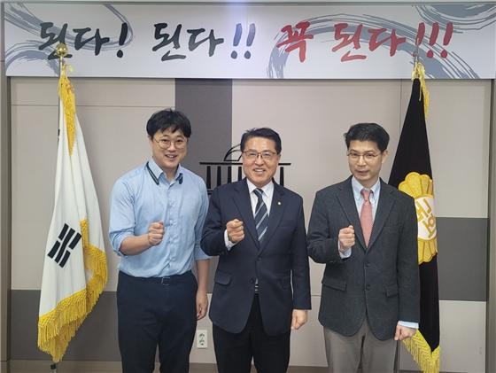 정운천 국회의원(가운데)이 기념촬영을 하고 있다. (사진=정운천 국회의원실 제공)