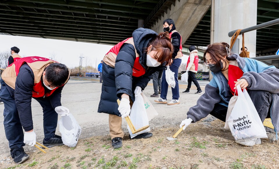롯데마트 송파점 직원들이 잠실한강공원 인근 지역에서 플로깅 하는 모습. (사진=롯데마트 제공)